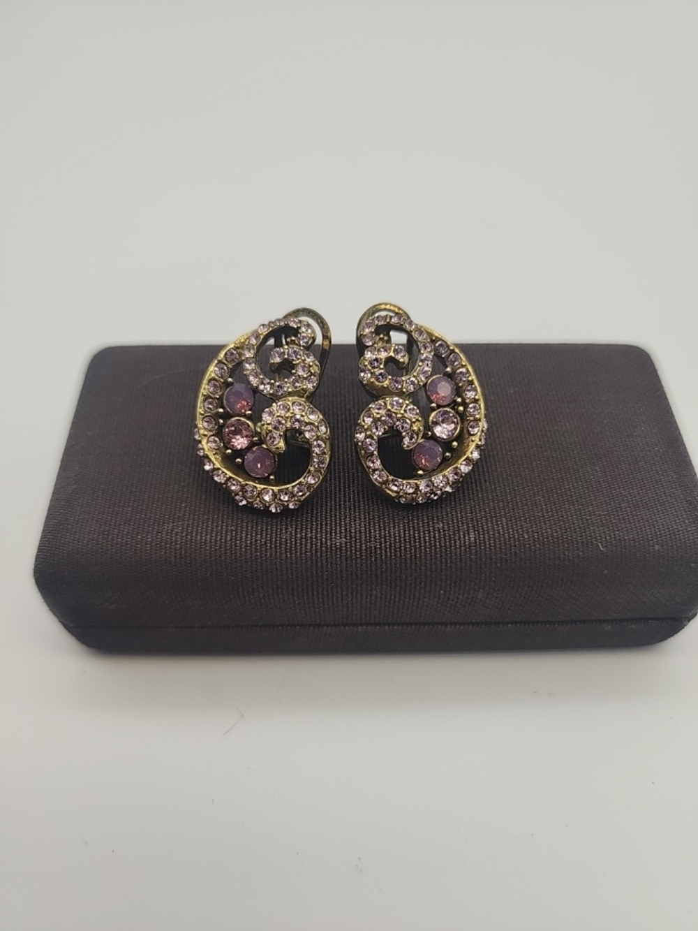 VTG Heidi Daus Gold Tone "Swirly G" Dangle Earrings W/Pink/Purple Swar. Crystals